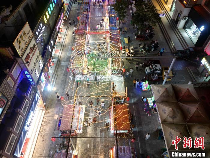 圖為明清街夜市燈光點(diǎn)亮具有武威文化元素的“銅奔馬”彩燈。(無(wú)人機(jī)照片) 　戴文昌 攝</p><p>