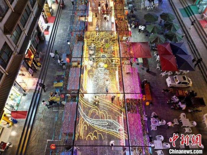 圖為明清街夜市燈光點(diǎn)亮具有武威文化元素的“天梯山石窟”彩燈。(無(wú)人機(jī)照片) 　戴文昌 攝</p><p>