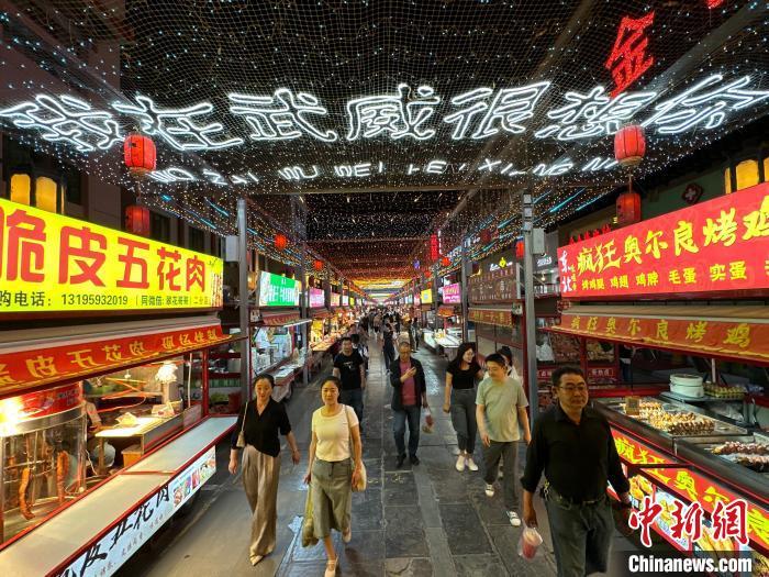 圖為明清街夜市燈光點(diǎn)亮“我在武威很想你”?！〈魑牟?攝</p><p>