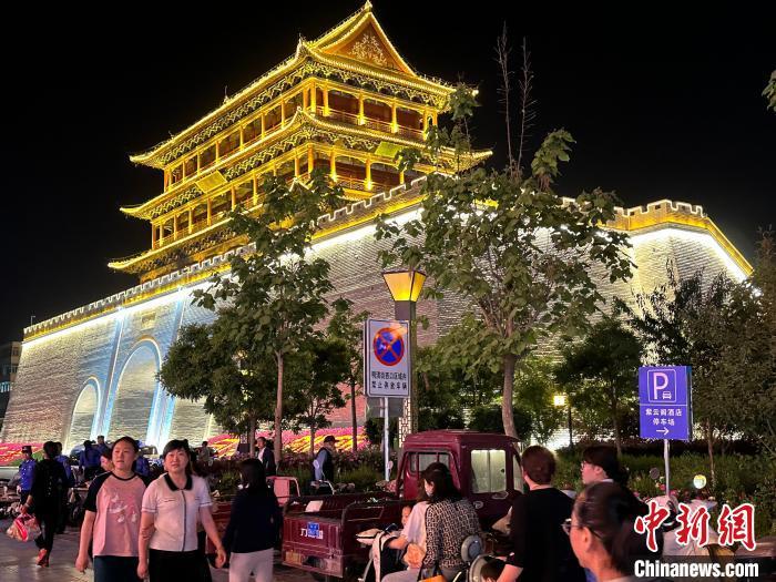圖為夜幕降臨，涼州古城門燈光亮起?！〈魑牟?攝