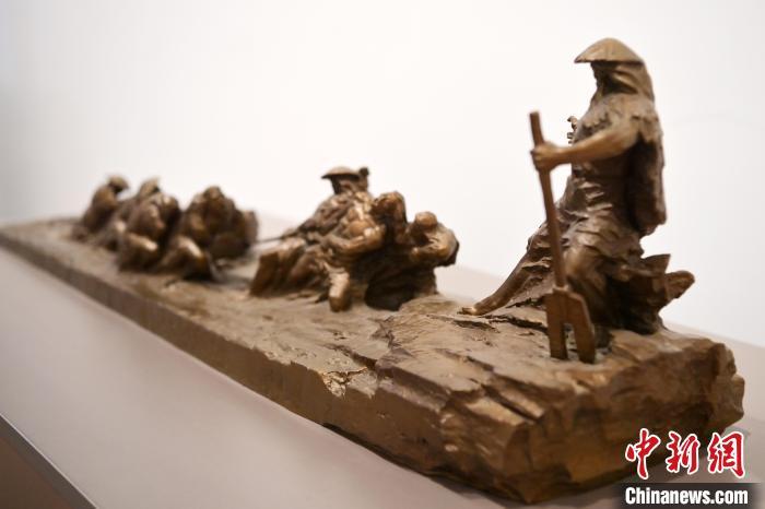 5月21日，在“絲路印跡”雕塑藝術(shù)作品展展出的作品《治水為民·禹德九州》。九美旦增 攝</p>
<p>