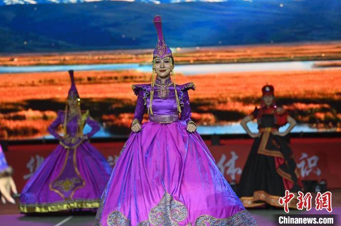 圖為開幕式現(xiàn)場蒙古族服飾秀。李亞龍 攝</p>
<p>