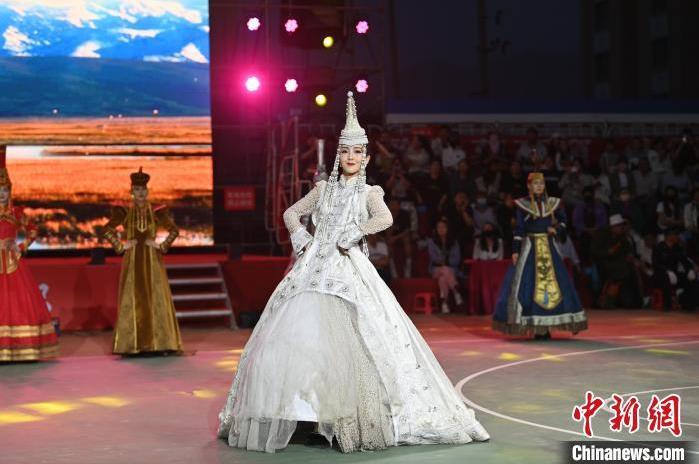圖為開幕式現(xiàn)場蒙古族服飾秀。李亞龍 攝</p>
<p>