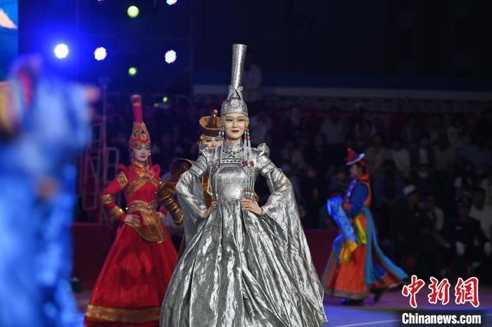 圖為開幕式現(xiàn)場蒙古族服飾秀。李亞龍 攝</p>
<p>