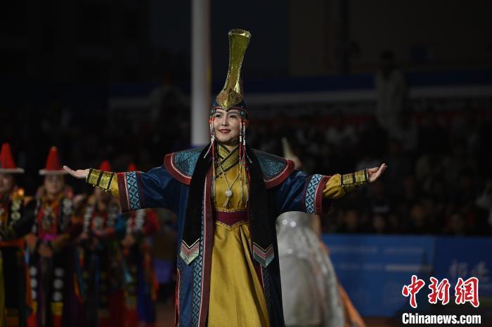 圖為開幕式現(xiàn)場蒙古族服飾秀。李亞龍 攝