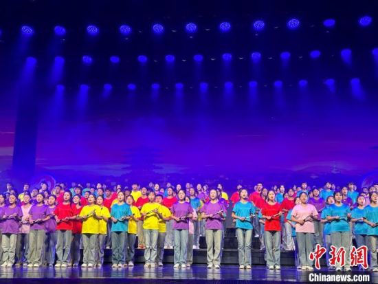 5月28日晚，“詩(shī)意甘肅·絲路長(zhǎng)風(fēng)三千里”——月出涼州·武威詩(shī)會(huì)在甘肅省武威市漢唐天馬城舉行。楊娜 攝