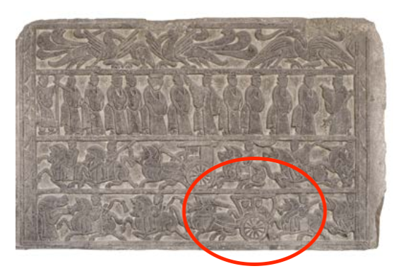 △漢代迎賓、車馬出行畫像石，現(xiàn)藏于臨沂市博物館。畫像石的第四層中有軺車出現(xiàn)。