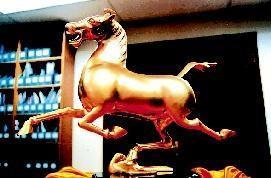 作為國禮贈(zèng)予時(shí)任美國總統(tǒng)布什的鍍金版銅奔馬工藝品