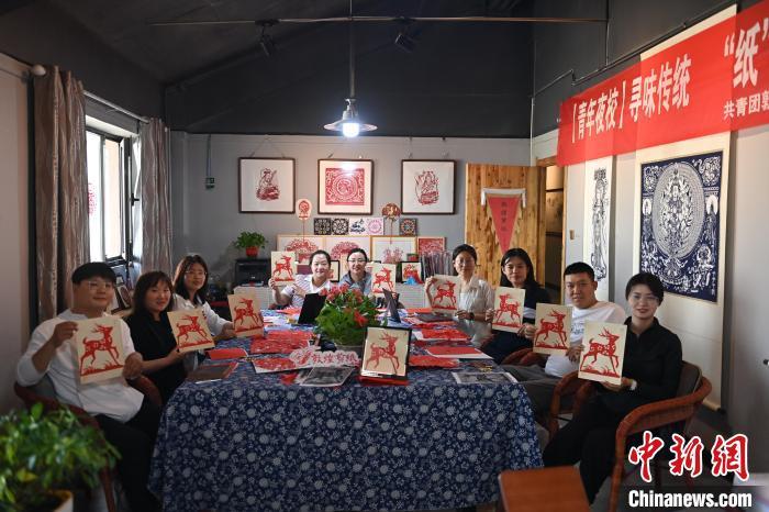 6月6日，在甘肅敦煌青年夜校課程中，青年學(xué)員展示學(xué)習(xí)敦煌非遺剪紙的成果。