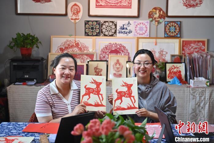 6月6日，在甘肅敦煌青年夜校課程中，青年學(xué)員展示學(xué)習(xí)敦煌非遺剪紙的成果。李亞龍 攝　　