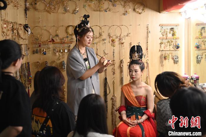 6月6日，在甘肅敦煌青年夜校課程中，青年學(xué)員學(xué)習(xí)敦煌美妝課程。李亞龍 攝