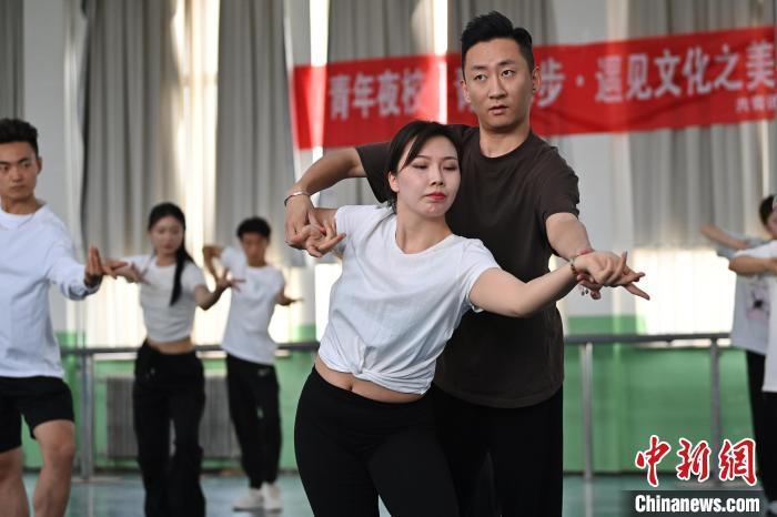 6月6日，在甘肅敦煌青年夜校課程中，學(xué)員學(xué)習(xí)敦煌舞課程。李亞龍 攝　　