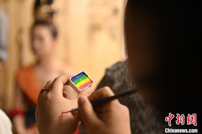 6月6日，在甘肅敦煌青年夜校課程中，青年學(xué)員學(xué)習(xí)敦煌美妝課程。李亞龍 攝　　