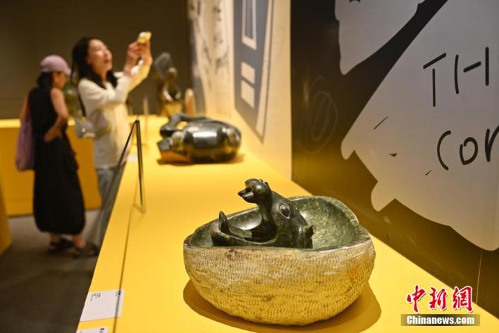 圖為該藝術(shù)展展陳的蛇紋石作品《河馬池》。中新社記者 李亞龍 攝