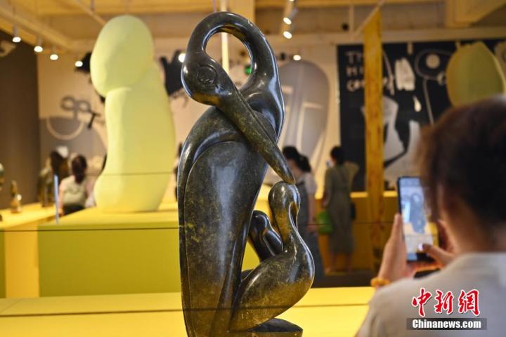 圖為游客拍攝蛇紋石作品《依戀》。中新社記者 李亞龍 攝