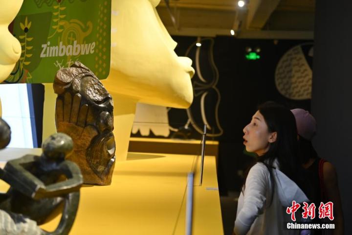 圖為游客參觀藝術(shù)展。中新社記者 李亞龍 攝