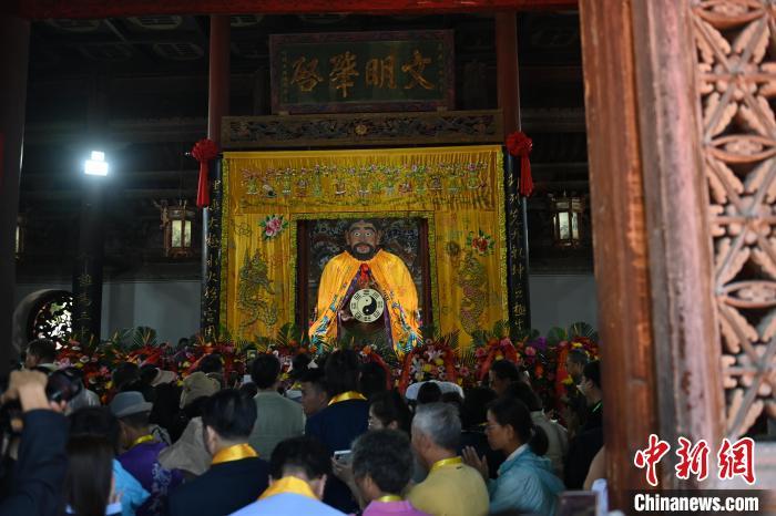 6月21日，2024(甲辰)年公祭中華人文始祖伏羲大典在甘肅天水舉行，來(lái)自海峽兩岸及港澳地區(qū)約500人現(xiàn)場(chǎng)共祭中華人文始祖伏羲。中新社記者 李亞龍 攝