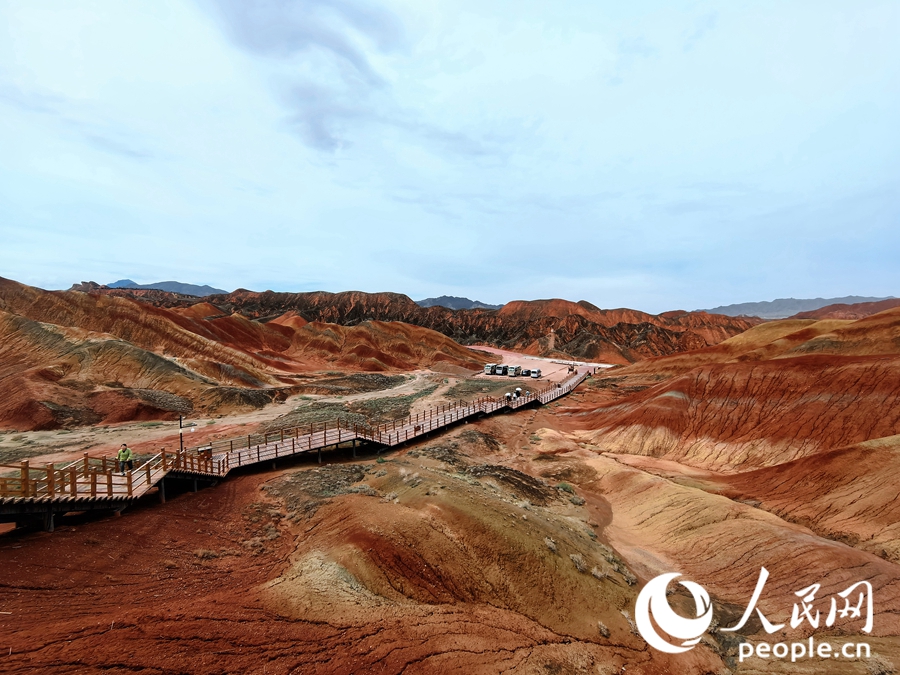  雨后的七彩丹霞，顏色格外艷麗。人民網(wǎng) 黃津曉虎攝