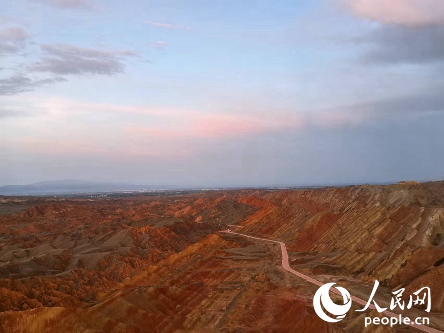 日落時分，余暉與丹霞交相輝映。人民網(wǎng)記者 唐嘉藝攝