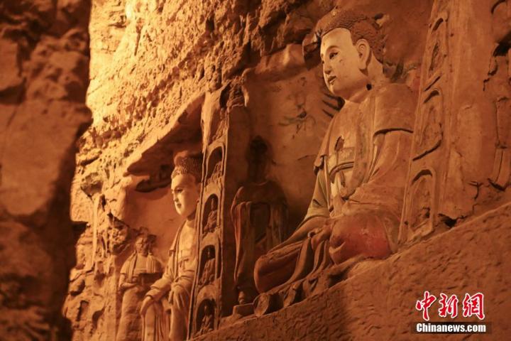 7月15日，甘肅省平?jīng)鍪袥艽h百里石窟長廊中的王母宮石窟造像。百里石窟長廊位于涇川縣境內(nèi)，由512個(gè)石窟、5眼窟中石井組成，現(xiàn)存王母宮石窟、鳳凰山石窟、南石窟寺、丈八寺石窟、羅漢洞石窟、太山寺石窟等規(guī)模較大的石窟群，還有數(shù)量眾多的小石窟群。王母宮石窟又名千佛洞，該窟設(shè)計(jì)宏大，造像生動(dòng)，窟內(nèi)擁有造像數(shù)百尊，是較為珍貴的佛教文化歷史遺存。中新社記者 李亞龍 攝</p>
<p>