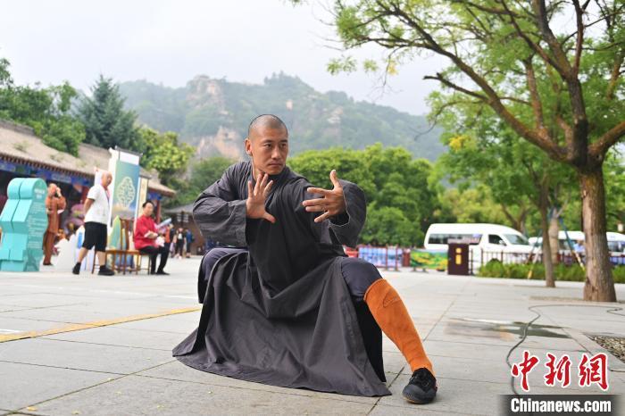 7月14日，甘肅省平?jīng)鍪嗅轻忌骄皡^(qū)內(nèi)，嵩山少林弟子展示武藝。7月13日至14日，“2024年北京體育大學(xué)第十五屆國際武術(shù)比賽交流大會(huì)暨首屆崆峒山國際武術(shù)大會(huì)”舉行，大會(huì)也在崆峒山景區(qū)進(jìn)行問道崆峒、武術(shù)高級(jí)研修班、崆峒拜師等系列活動(dòng)。中新社記者 李亞龍 攝</p>
<p>