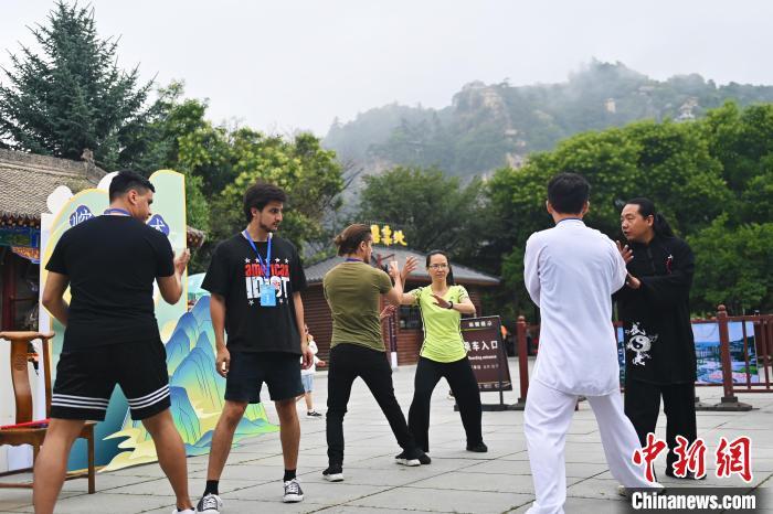7月14日，甘肅省平?jīng)鍪嗅轻忌骄皡^(qū)內(nèi)，外籍武術(shù)愛好者學(xué)習(xí)崆峒派武術(shù)。7月13日至14日，“2024年北京體育大學(xué)第十五屆國際武術(shù)比賽交流大會(huì)暨首屆崆峒山國際武術(shù)大會(huì)”舉行，大會(huì)也在崆峒山景區(qū)進(jìn)行問道崆峒、武術(shù)高級(jí)研修班、崆峒拜師等系列活動(dòng)。中新社記者 李亞龍 攝</p>
<p>