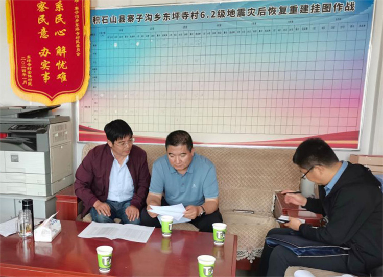 州縣紀(jì)委監(jiān)委機(jī)關(guān)聯(lián)合督查組對(duì)下沉干部 、駐村干部 、包村組長(zhǎng)、村干部 “四級(jí)”干部履職到崗情況，以及工作日志和民情臺(tái)賬、訴求臺(tái)賬進(jìn)行日常監(jiān)督檢查，壓實(shí)工作責(zé)任。.jpg