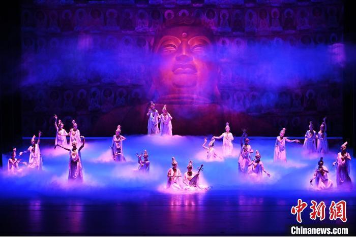 7月18日晚，中國(guó)經(jīng)典舞劇《絲路花雨》在甘肅蘭州黃河劇院進(jìn)行演出。中國(guó)經(jīng)典舞劇《絲路花雨》迎來(lái)45周年，7月17日-8月4日在蘭州開(kāi)啟為期多天的駐場(chǎng)演出。該舞劇取材于敦煌莫高窟壁畫，集中國(guó)霓裳羽衣舞、敦煌舞、印度舞、黑巾舞、波斯馬鈴舞等于一身，自1979年演出至今，該劇先后在40多個(gè)國(guó)家和地區(qū)演出近4000場(chǎng)，觀眾550多萬(wàn)人次。中新社記者 李亞龍 攝</p>
<p>