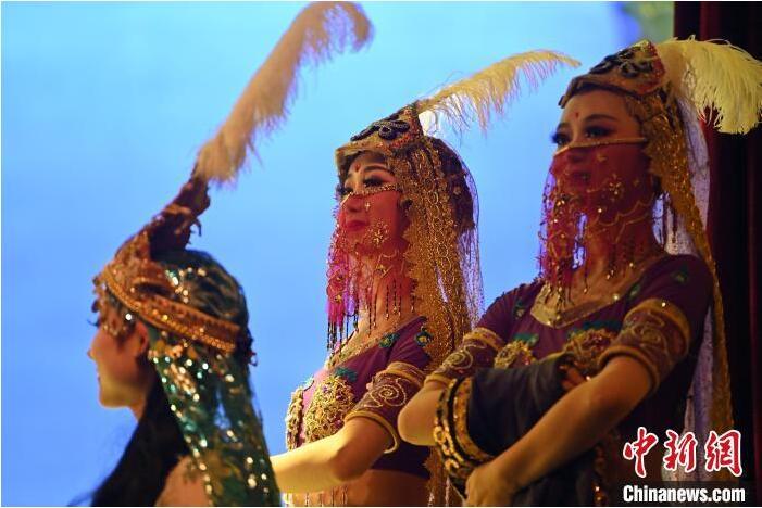 7月18日晚，中國(guó)經(jīng)典舞劇《絲路花雨》在甘肅蘭州黃河劇院進(jìn)行演出。中國(guó)經(jīng)典舞劇《絲路花雨》迎來(lái)45周年，7月17日-8月4日在蘭州開(kāi)啟為期多天的駐場(chǎng)演出。該舞劇取材于敦煌莫高窟壁畫，集中國(guó)霓裳羽衣舞、敦煌舞、印度舞、黑巾舞、波斯馬鈴舞等于一身，自1979年演出至今，該劇先后在40多個(gè)國(guó)家和地區(qū)演出近4000場(chǎng)，觀眾550多萬(wàn)人次。中新社記者 李亞龍 攝</p>
<p>