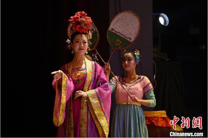 7月18日晚，中國(guó)經(jīng)典舞劇《絲路花雨》在甘肅蘭州黃河劇院進(jìn)行演出。中國(guó)經(jīng)典舞劇《絲路花雨》迎來(lái)45周年，7月17日-8月4日在蘭州開(kāi)啟為期多天的駐場(chǎng)演出。該舞劇取材于敦煌莫高窟壁畫，集中國(guó)霓裳羽衣舞、敦煌舞、印度舞、黑巾舞、波斯馬鈴舞等于一身，自1979年演出至今，該劇先后在40多個(gè)國(guó)家和地區(qū)演出近4000場(chǎng)，觀眾550多萬(wàn)人次。中新社記者 李亞龍 攝</p>
<p>