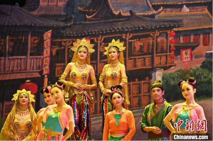 7月18日晚，中國(guó)經(jīng)典舞劇《絲路花雨》在甘肅蘭州黃河劇院進(jìn)行演出。中國(guó)經(jīng)典舞劇《絲路花雨》迎來(lái)45周年，7月17日-8月4日在蘭州開(kāi)啟為期多天的駐場(chǎng)演出。該舞劇取材于敦煌莫高窟壁畫，集中國(guó)霓裳羽衣舞、敦煌舞、印度舞、黑巾舞、波斯馬鈴舞等于一身，自1979年演出至今，該劇先后在40多個(gè)國(guó)家和地區(qū)演出近4000場(chǎng)，觀眾550多萬(wàn)人次。中新社記者 李亞龍 攝</p>
<p>