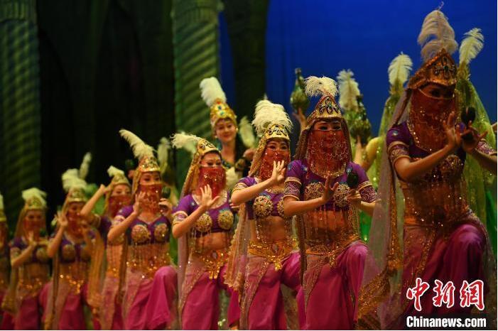 7月18日晚，中國(guó)經(jīng)典舞劇《絲路花雨》在甘肅蘭州黃河劇院進(jìn)行演出。中國(guó)經(jīng)典舞劇《絲路花雨》迎來(lái)45周年，7月17日-8月4日在蘭州開(kāi)啟為期多天的駐場(chǎng)演出。該舞劇取材于敦煌莫高窟壁畫，集中國(guó)霓裳羽衣舞、敦煌舞、印度舞、黑巾舞、波斯馬鈴舞等于一身，自1979年演出至今，該劇先后在40多個(gè)國(guó)家和地區(qū)演出近4000場(chǎng)，觀眾550多萬(wàn)人次。中新社記者 李亞龍 攝</p>
<p>