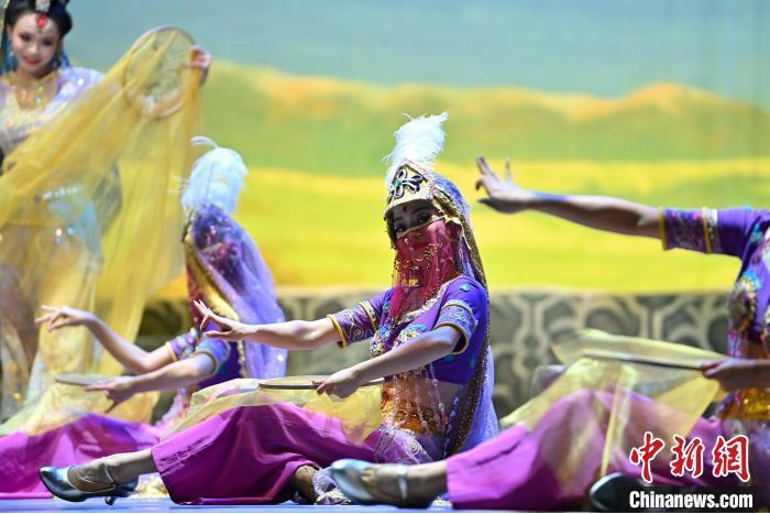 7月18日晚，中國(guó)經(jīng)典舞劇《絲路花雨》在甘肅蘭州黃河劇院進(jìn)行演出。中國(guó)經(jīng)典舞劇《絲路花雨》迎來(lái)45周年，7月17日-8月4日在蘭州開(kāi)啟為期多天的駐場(chǎng)演出。該舞劇取材于敦煌莫高窟壁畫，集中國(guó)霓裳羽衣舞、敦煌舞、印度舞、黑巾舞、波斯馬鈴舞等于一身，自1979年演出至今，該劇先后在40多個(gè)國(guó)家和地區(qū)演出近4000場(chǎng)，觀眾550多萬(wàn)人次。中新社記者 李亞龍 攝</p>
<p>