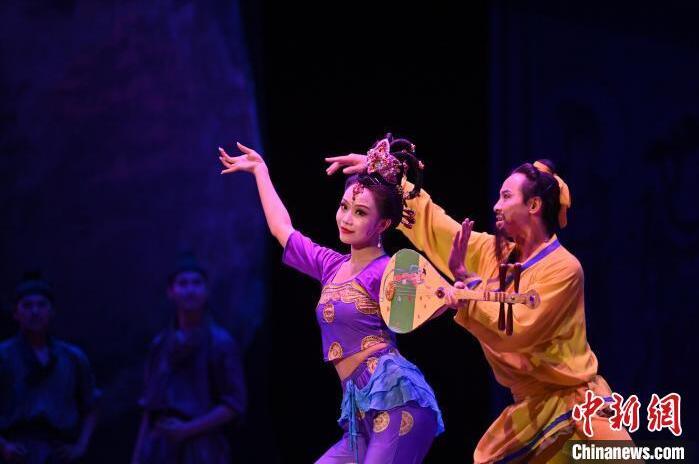 7月18日晚，中國(guó)經(jīng)典舞劇《絲路花雨》在甘肅蘭州黃河劇院進(jìn)行演出。中國(guó)經(jīng)典舞劇《絲路花雨》迎來(lái)45周年，7月17日-8月4日在蘭州開(kāi)啟為期多天的駐場(chǎng)演出。該舞劇取材于敦煌莫高窟壁畫，集中國(guó)霓裳羽衣舞、敦煌舞、印度舞、黑巾舞、波斯馬鈴舞等于一身，自1979年演出至今，該劇先后在40多個(gè)國(guó)家和地區(qū)演出近4000場(chǎng)，觀眾550多萬(wàn)人次。中新社記者 李亞龍 攝</p>
<p>