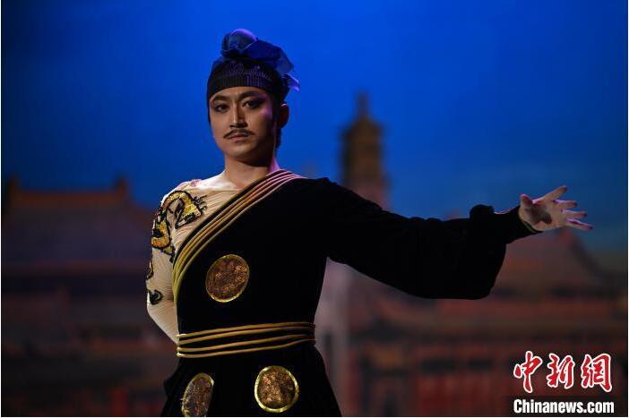 7月18日晚，中國(guó)經(jīng)典舞劇《絲路花雨》在甘肅蘭州黃河劇院進(jìn)行演出。中國(guó)經(jīng)典舞劇《絲路花雨》迎來(lái)45周年，7月17日-8月4日在蘭州開(kāi)啟為期多天的駐場(chǎng)演出。該舞劇取材于敦煌莫高窟壁畫，集中國(guó)霓裳羽衣舞、敦煌舞、印度舞、黑巾舞、波斯馬鈴舞等于一身，自1979年演出至今，該劇先后在40多個(gè)國(guó)家和地區(qū)演出近4000場(chǎng)，觀眾550多萬(wàn)人次。中新社記者 李亞龍 攝