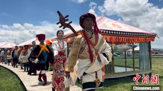 2024年6月，甘肅甘南藏族自治州上演藏服時裝秀。(資料圖)高瑩 攝