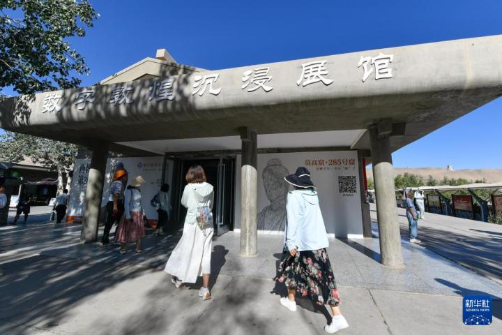 7月22日，游客排隊(duì)進(jìn)入“尋境敦煌——數(shù)字敦煌沉浸展”場館。新華社記者 郎兵兵 攝</p>
<p>
