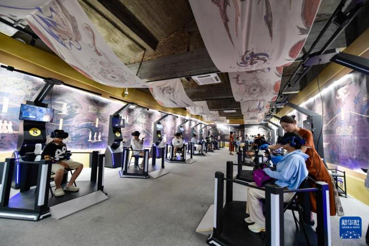 7月22日，游客線下體驗(yàn)“尋境敦煌——數(shù)字敦煌沉浸展”。新華社記者 郎兵兵 攝</p>
<p>