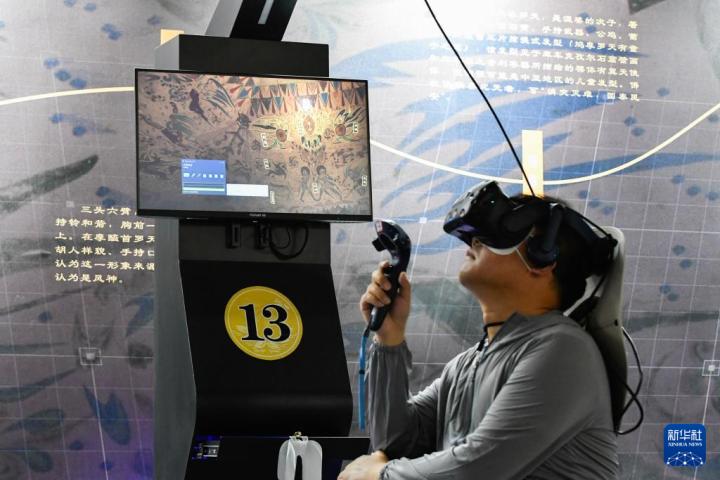 7月22日，游客借助VR設(shè)備沉浸式游覽莫高窟第285窟虛擬場景。新華社記者 郎兵兵 攝