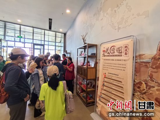 近日，玉門關(guān)遺址景區(qū)開啟了一場精彩紛呈的玉關(guān)詩詞挑戰(zhàn)賽，吸引眾多游人參與其中。玉門關(guān)遺址景區(qū)供圖