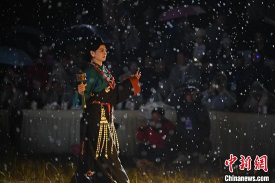 圖為2024年8月6日晚大賽現(xiàn)場(chǎng)模特進(jìn)行比賽。李亞龍 攝