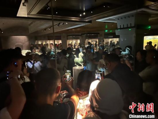 8月17日至23日，“濃濃民族情 兩岸一家親”臺灣同胞參訪團甘肅行交流活動在甘肅展開。圖為臺胞參觀甘肅省博物館。中新社記者 閆姣 攝