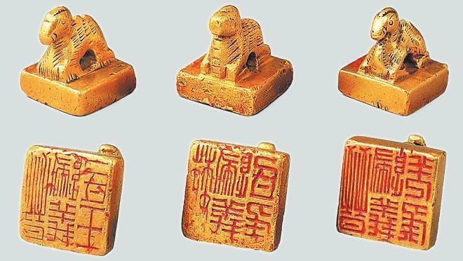 從左至右依次為“晉歸義羌侯”金印、“晉歸義氐王”金印、“魏歸義氐侯”金印