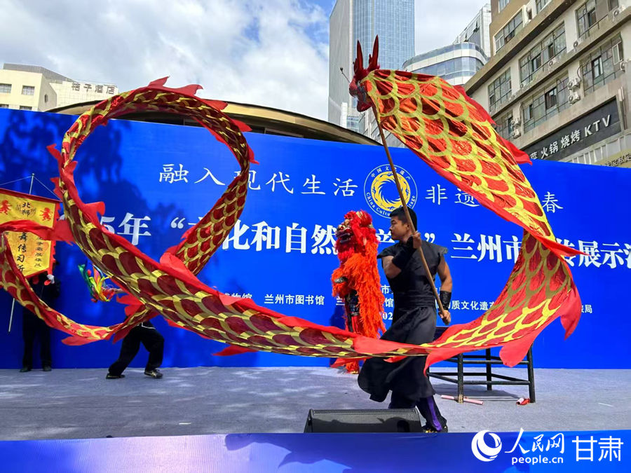 柴宗峰在2025年“文化和自然遺產(chǎn)日”蘭州市非遺宣傳展示活動(dòng)中表演舞獅。人民網(wǎng)記者 焦隆攝